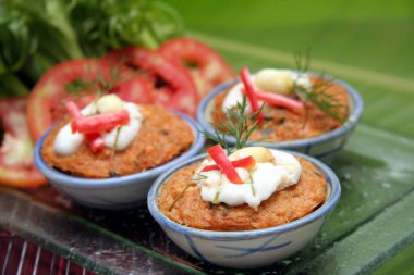 Köri ezmeli haşlanmış balık..