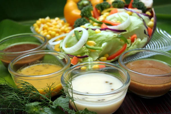 Čerstvý Zeleninový Salát Různým Dresinkem Lehkém Venkovském Pozadí Výhled Shora — Stock fotografie
