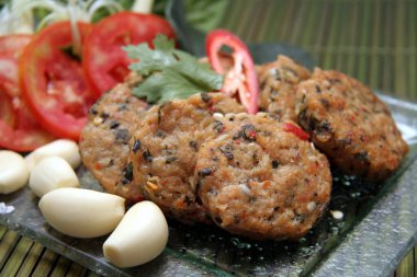 Kızarmış balık keki ya da Tod Man Pla Thai yemeği