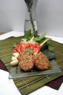 Kızarmış balık keki ya da Tod Man Pla Thai yemeği