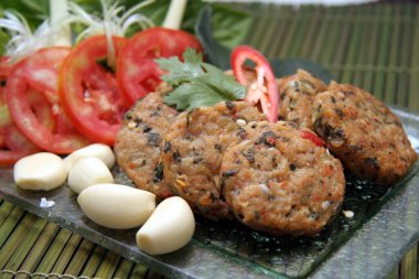 Kızarmış balık keki ya da Tod Man Pla Thai yemeği