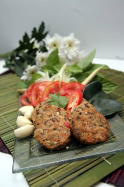 Kızarmış balık keki ya da Tod Man Pla Thai yemeği