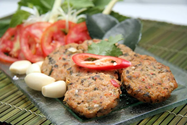 Kızarmış balık keki ya da Tod Man Pla Thai yemeği