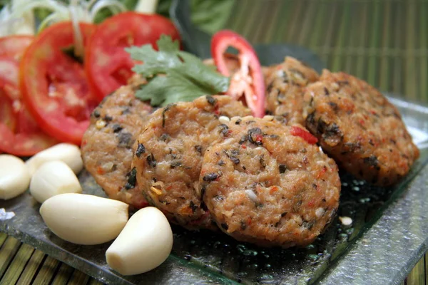 Kızarmış balık keki ya da Tod Man Pla Thai yemeği