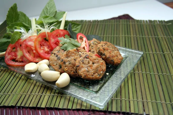 Kızarmış balık keki ya da Tod Man Pla Thai yemeği