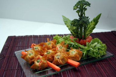 Çin mutfağı, bol yağda kızartılmış börek.