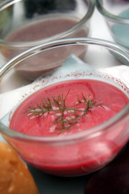 Değişik renkte sebzeler kremalı çorba ve çörekli çorba..