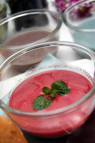 Değişik renkte sebzeler kremalı çorba ve çörekli çorba..