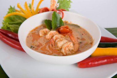 Tom Yam kung Baharatlı Tayland çorbası karides, deniz mahsulü, hindistan cevizi sütü ve biber biberi