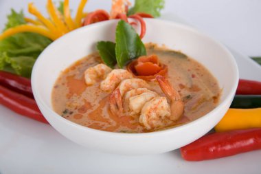 Tom Yam kung Baharatlı Tayland çorbası karides, deniz mahsulü, hindistan cevizi sütü ve biber biberi