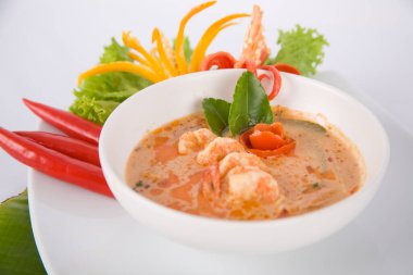 Tom Yam kung Baharatlı Tayland çorbası karides, deniz mahsulü, hindistan cevizi sütü ve biber biberi