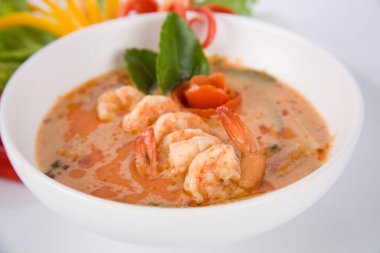 Tom Yam kung Baharatlı Tayland çorbası karides, deniz mahsulü, hindistan cevizi sütü ve biber biberi