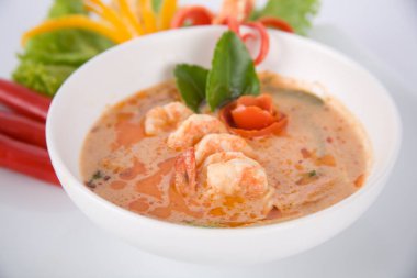 Tom Yam kung Baharatlı Tayland çorbası karides, deniz mahsulü, hindistan cevizi sütü ve biber biberi