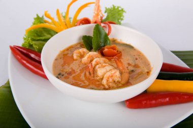 Tom Yam kung Baharatlı Tayland çorbası karides, deniz mahsulü, hindistan cevizi sütü ve biber biberi