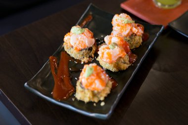 Tempura maki suşisini Japon usulü patates kızartmasına çevir. Sıcak kızarmış suşi rulosu. Suşi menüsü. Japon yemeği. Sıcak kızarmış suşi.