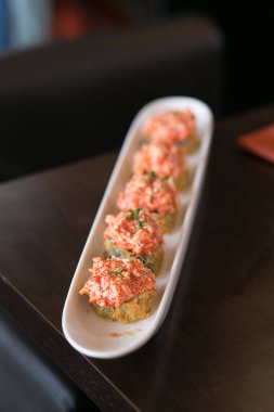 Tempura maki suşisini Japon usulü patates kızartmasına çevir. Sıcak kızarmış suşi rulosu. Suşi menüsü. Japon yemeği. Sıcak kızarmış suşi.