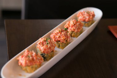 Tempura maki suşisini Japon usulü patates kızartmasına çevir. Sıcak kızarmış suşi rulosu. Suşi menüsü. Japon yemeği. Sıcak kızarmış suşi.