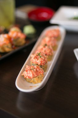 Tempura maki suşisini Japon usulü patates kızartmasına çevir. Sıcak kızarmış suşi rulosu. Suşi menüsü. Japon yemeği. Sıcak kızarmış suşi.