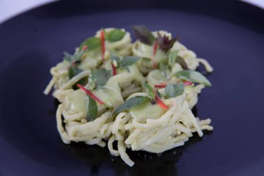 Tayland usulü yeşil körili tavuk, Tayland usulü pirinç vermicelli..