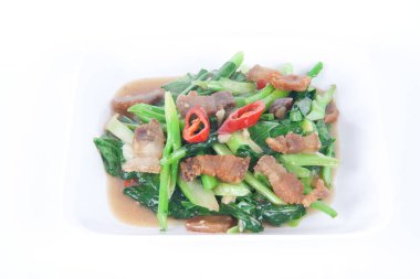 Beyaz arka planda beyaz tabakta Çin Kalesi ile kızarmış domuz eti kızartması..