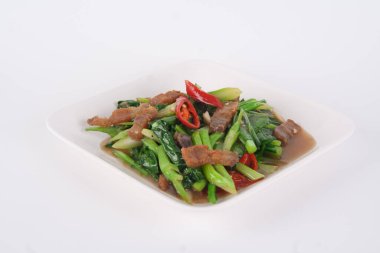 Beyaz arka planda beyaz tabakta Çin Kalesi ile kızarmış domuz eti kızartması..