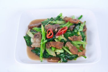 Beyaz arka planda beyaz tabakta Çin Kalesi ile kızarmış domuz eti kızartması..