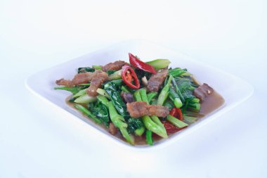 Beyaz arka planda beyaz tabakta Çin Kalesi ile kızarmış domuz eti kızartması..