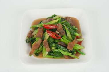 Beyaz arka planda beyaz tabakta Çin Kalesi ile kızarmış domuz eti kızartması..