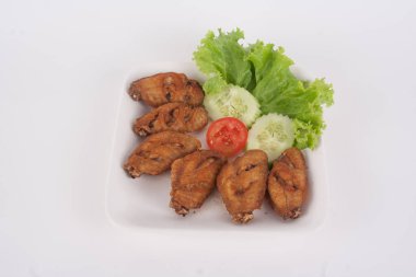 Arka planda izole edilmiş ızgara tavuk kanatları.