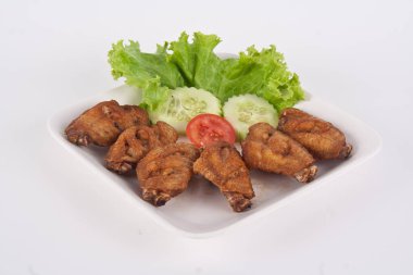 Arka planda izole edilmiş ızgara tavuk kanatları.