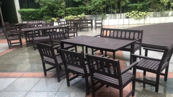 Stół nakryty na przyjęcie ogrodowe lub uroczystość na zewnątrz. — Wideo stockowe