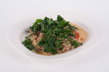 Tayland fesleğenli kızarmış erişte ve kıymalı Asya yemeği.