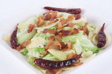 Tayland 'da Tayland sokak gıda pazarında ya da restoranda tuzlanmış balıkla karıştırılmış kereviz lahanası.