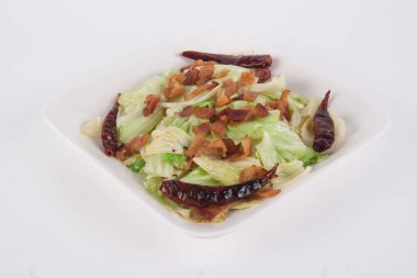 Tayland 'da Tayland sokak gıda pazarında ya da restoranda tuzlanmış balıkla karıştırılmış kereviz lahanası.