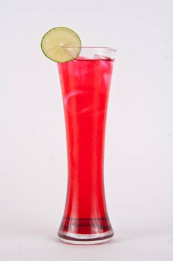 Soda ve limonla karıştırılmış kırmızı su..