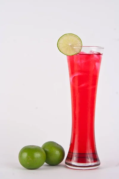 ソーダとレモンを混ぜた赤い水 — ストック写真