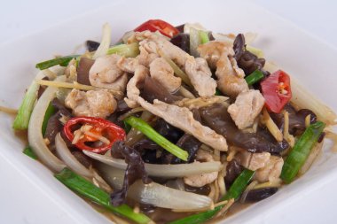 Baharatlı kızarmış tavuk, zencefil, soğan, şitake mantarı ve beyaz tabakta sarımsak. Asya tarzı.