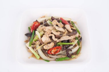 Baharatlı kızarmış tavuk, zencefil, soğan, şitake mantarı ve beyaz tabakta sarımsak. Asya tarzı.