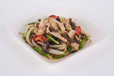 Baharatlı kızarmış tavuk, zencefil, soğan, şitake mantarı ve beyaz tabakta sarımsak. Asya tarzı.