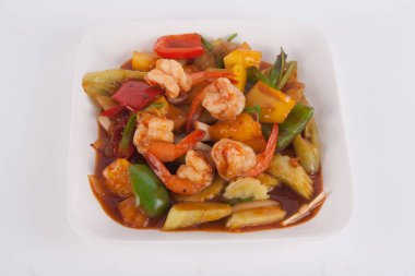 Sebze ve karidesle karıştırılmış tatlı ve ekşi sos..