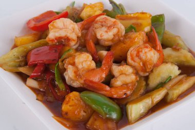 Sebze ve karidesle karıştırılmış tatlı ve ekşi sos..