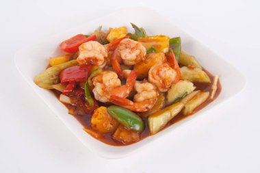 Sebze ve karidesle karıştırılmış tatlı ve ekşi sos..