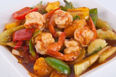 Sebze ve karidesle karıştırılmış tatlı ve ekşi sos..