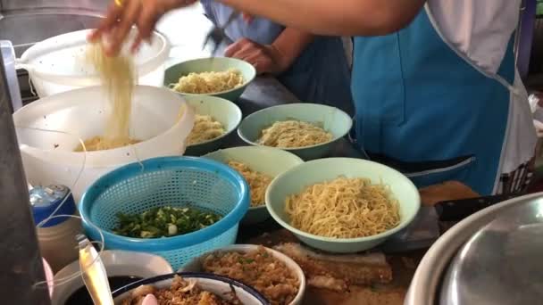 Robienie makaronu jest ulicą żywności, która jest bardzo popularna w Tajlandii — Wideo stockowe
