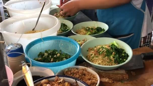 Nudeln machen ist eine Food Street, die in Thailand sehr beliebt ist — Stockvideo