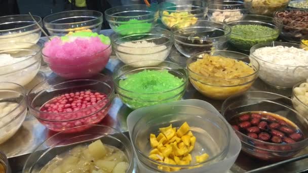 Loja de sobremesas, gelo raspado. Thai comida de rua. — Vídeo de Stock