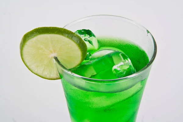 Verre Soda Italien Vert Citron Avec Des Glaçons Isolés Sur — Photo