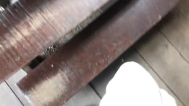 Tahta zeminde yürüyen ayakların en üst görüntüsü 