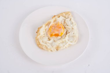 Tabakta kızarmış yumurta.