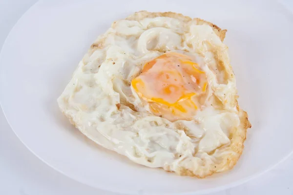 Tabakta kızarmış yumurta.